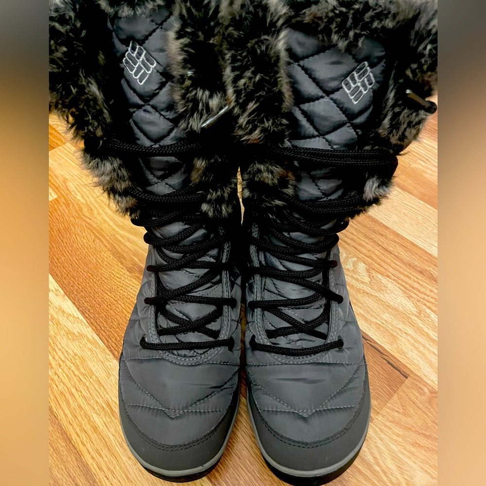 Great winter waterproof boot includes a soft faux fur collar and tongue lining.